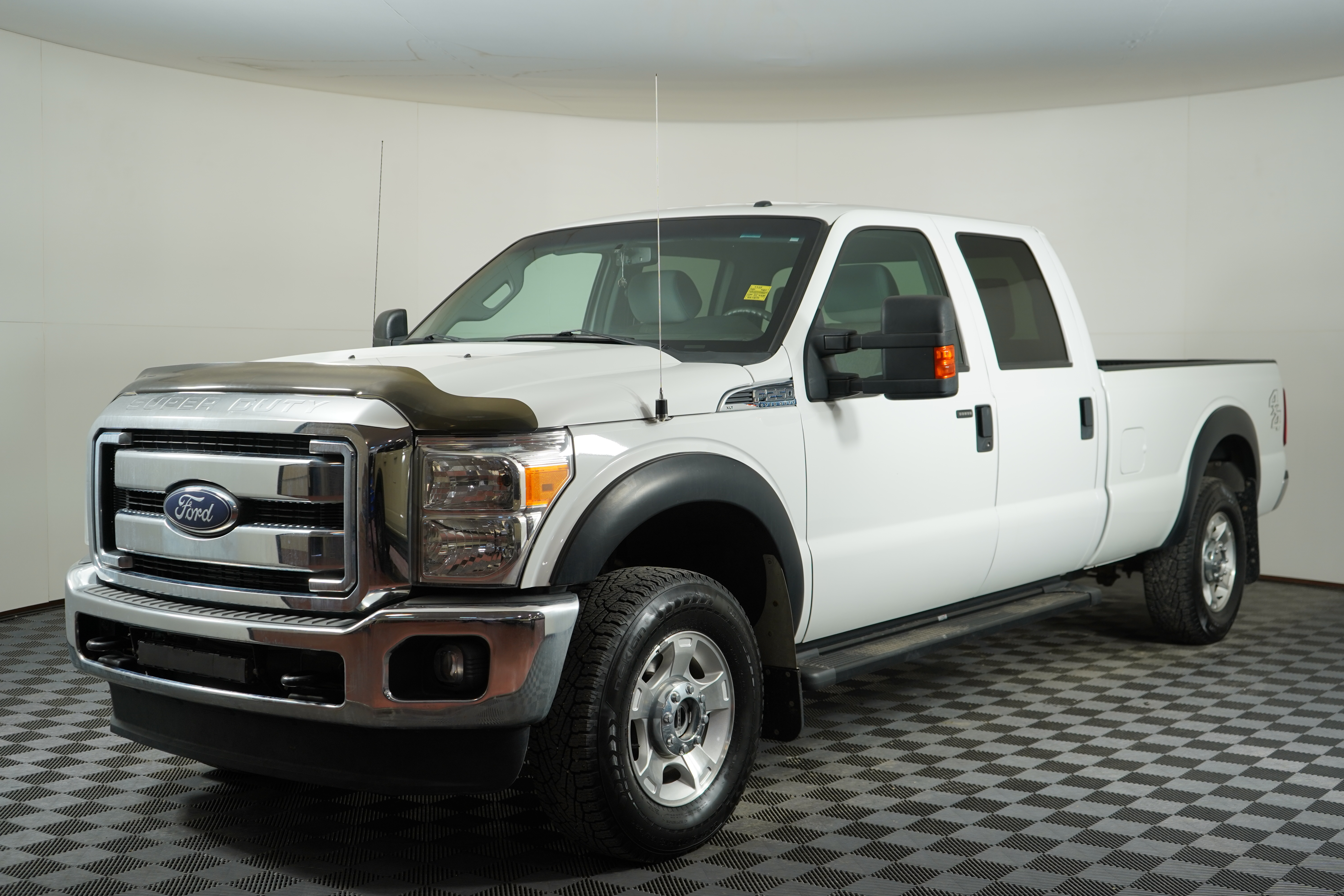 White 2015 Ford F-250 Super Duty XLT Crew Cab 4WD Pickup Truck Four-Wheel Drive Automatic