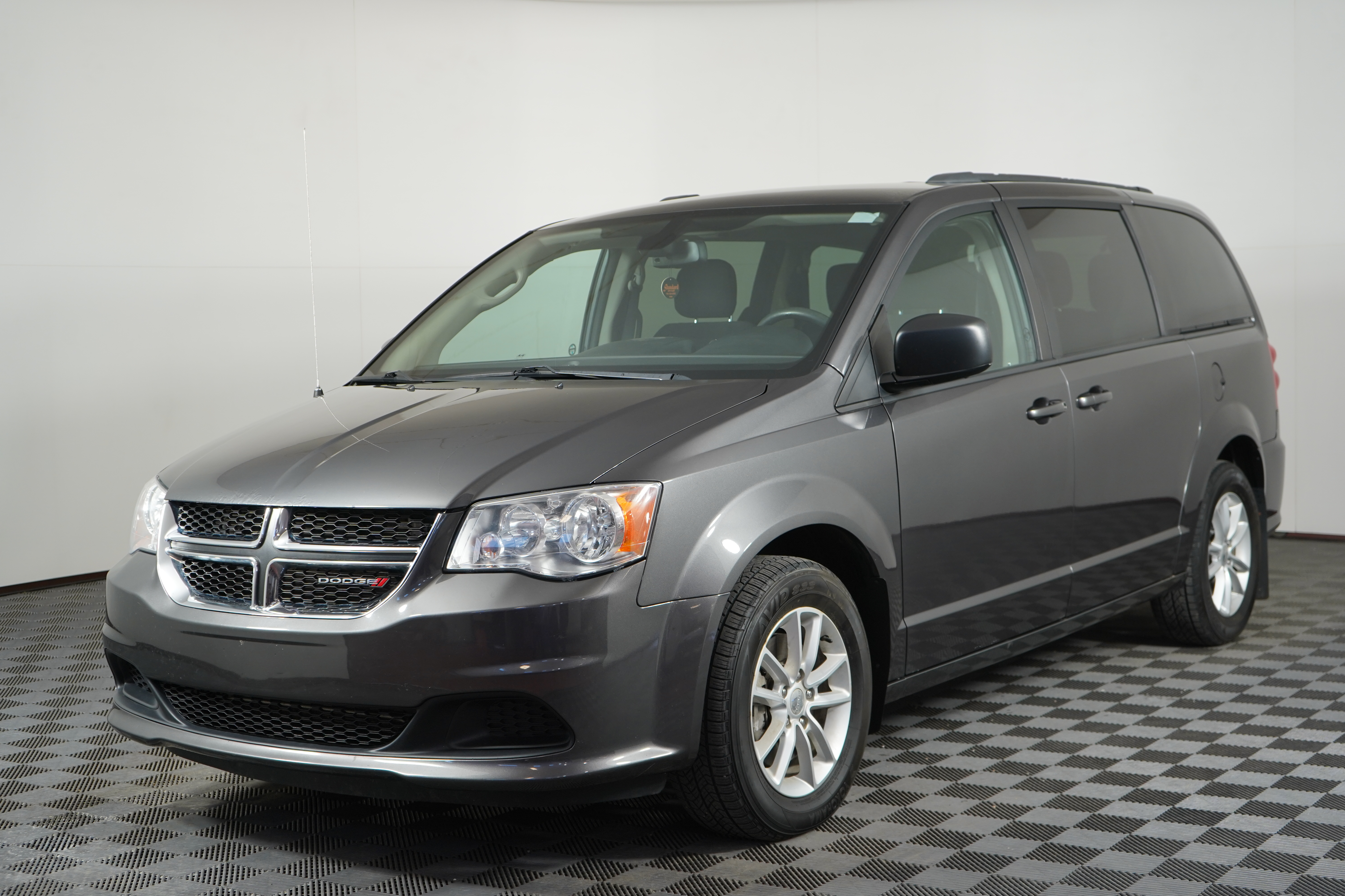 Granite Crystal Metallic 2019 Dodge Grand Caravan SXT FWD Minivan Front-Wheel Drive Automatic