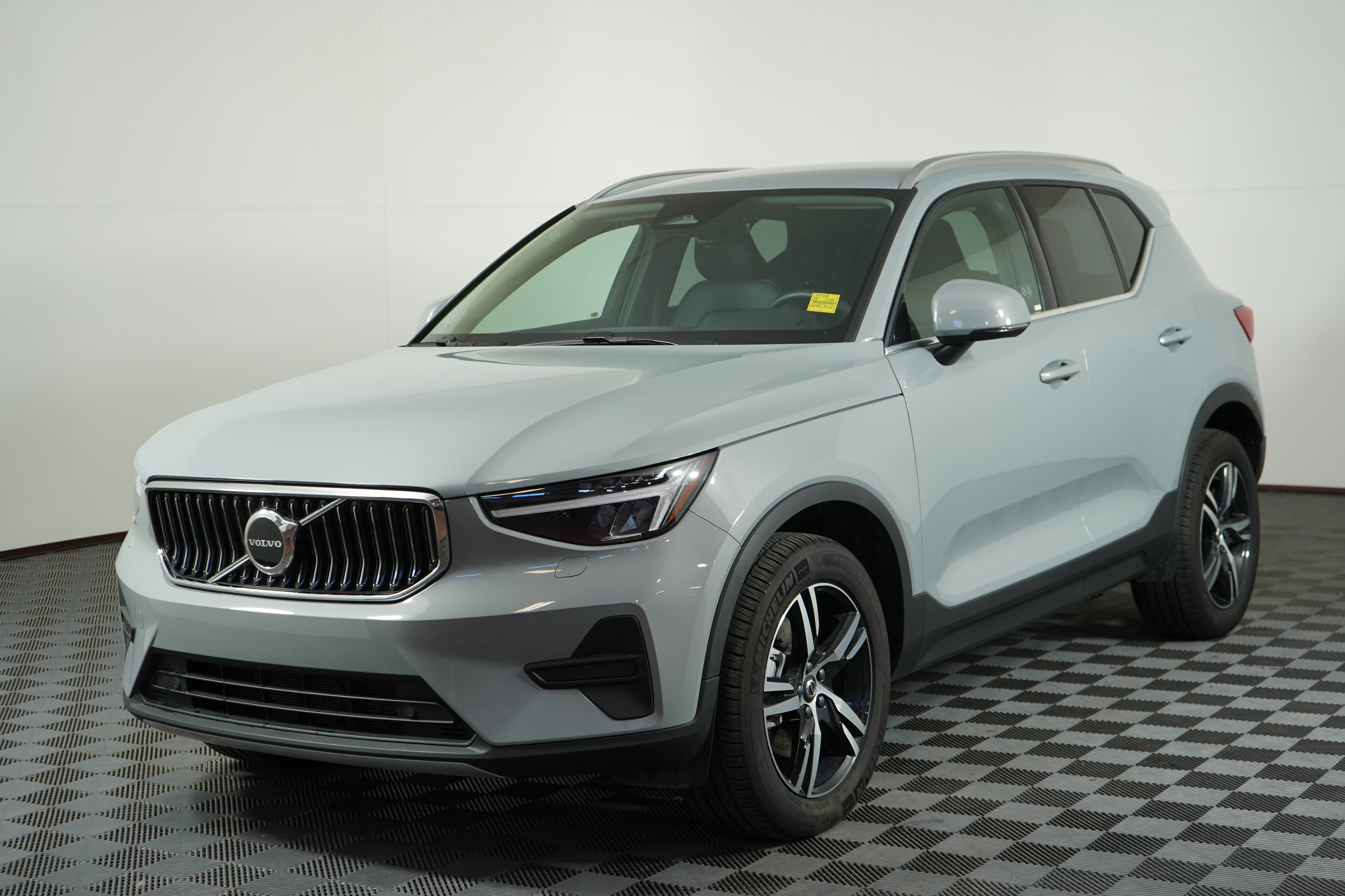 2025 Volvo XC40 B5 Core Bright Theme AWD