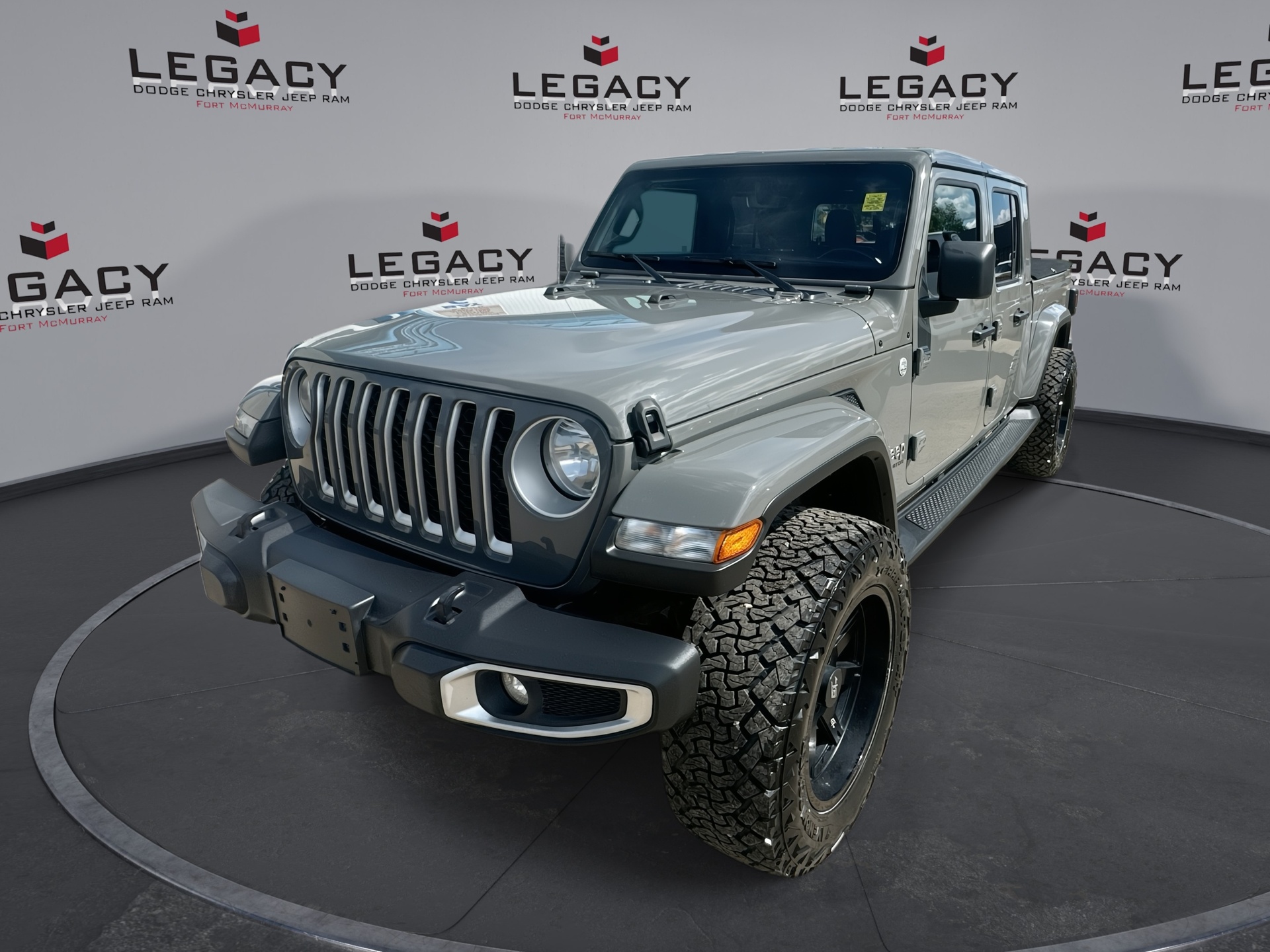 Sting-gray Clear Coat 2021 Jeep Gladiator Pickup Truck Four-Wheel Drive Manual