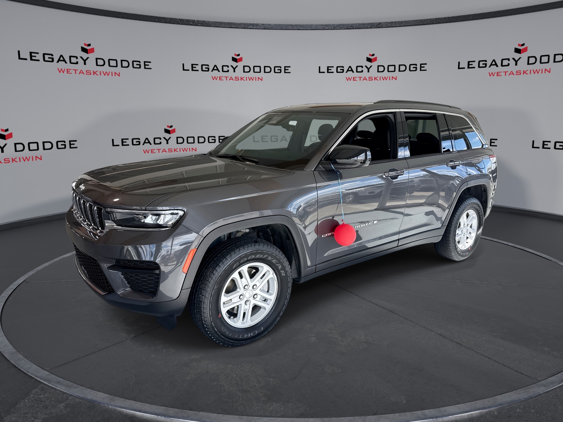 Jeep Grand Cherokee Laredo 4WD 2025