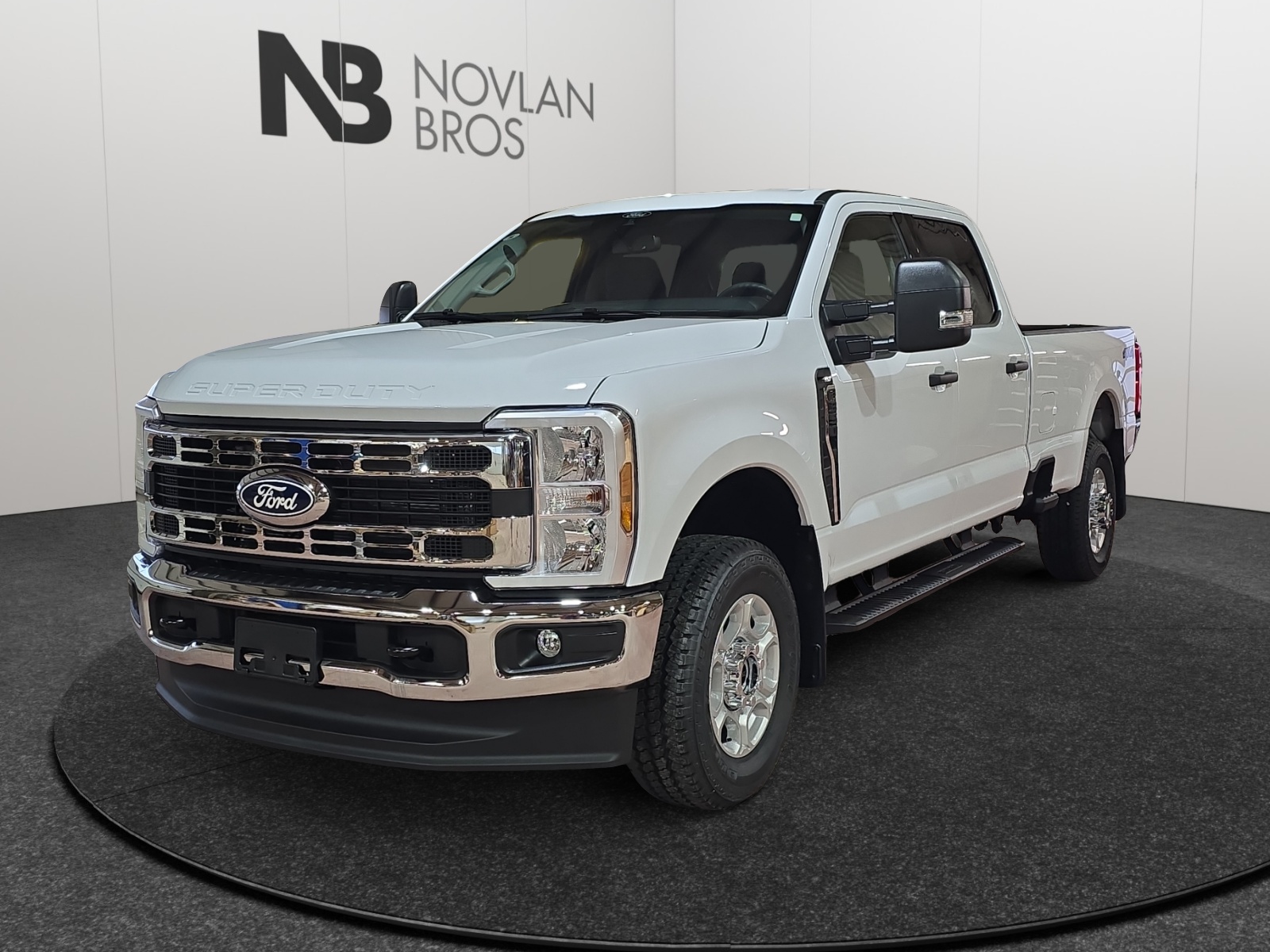 Oxford White 2027 Ford F-350 Super Duty Pickup Truck Four-Wheel Drive Automatic