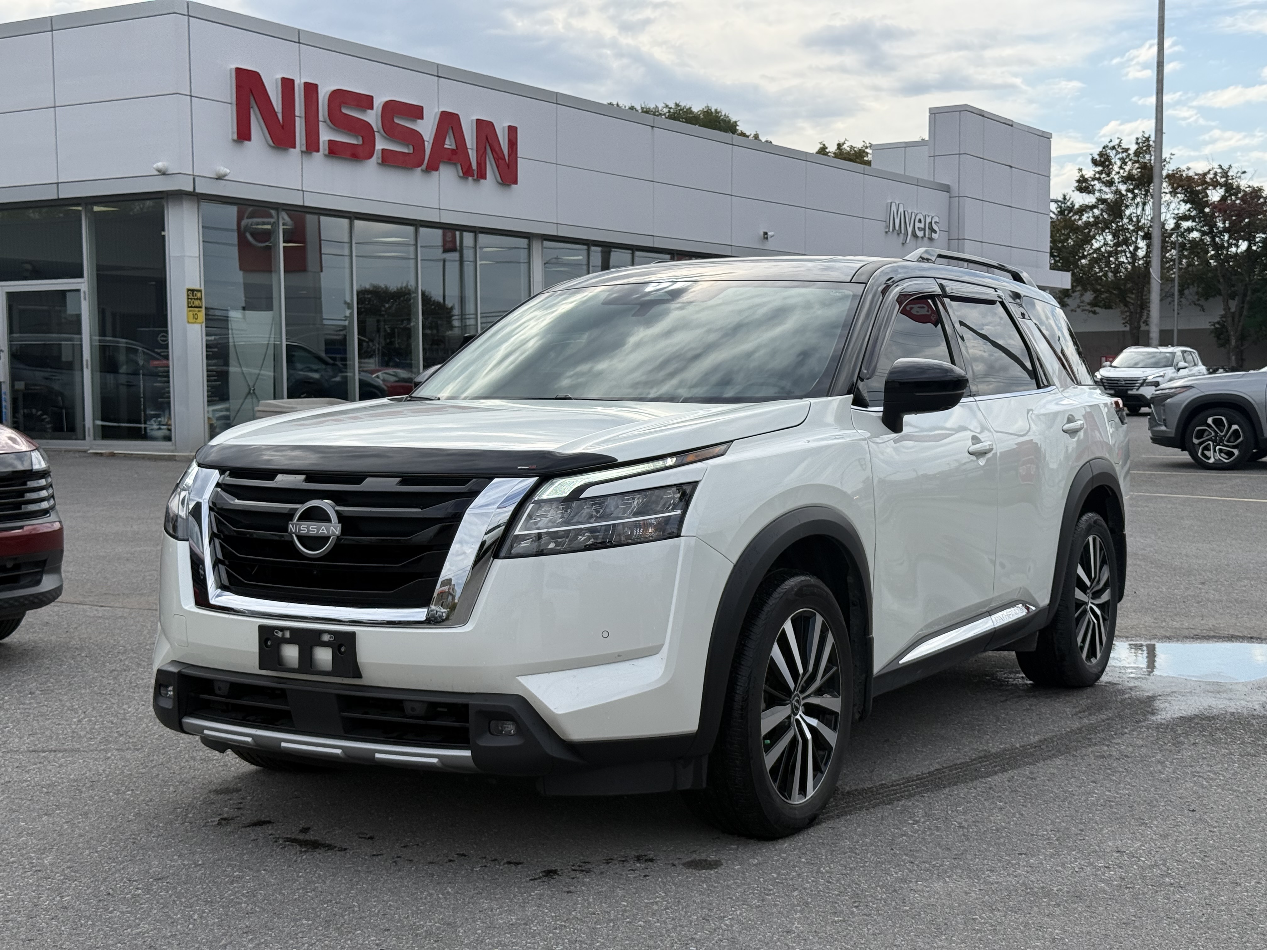 Pearl White TriCoat/Super Black 2024 Nissan Pathfinder SUV / Crossover All-Wheel Drive Automatic