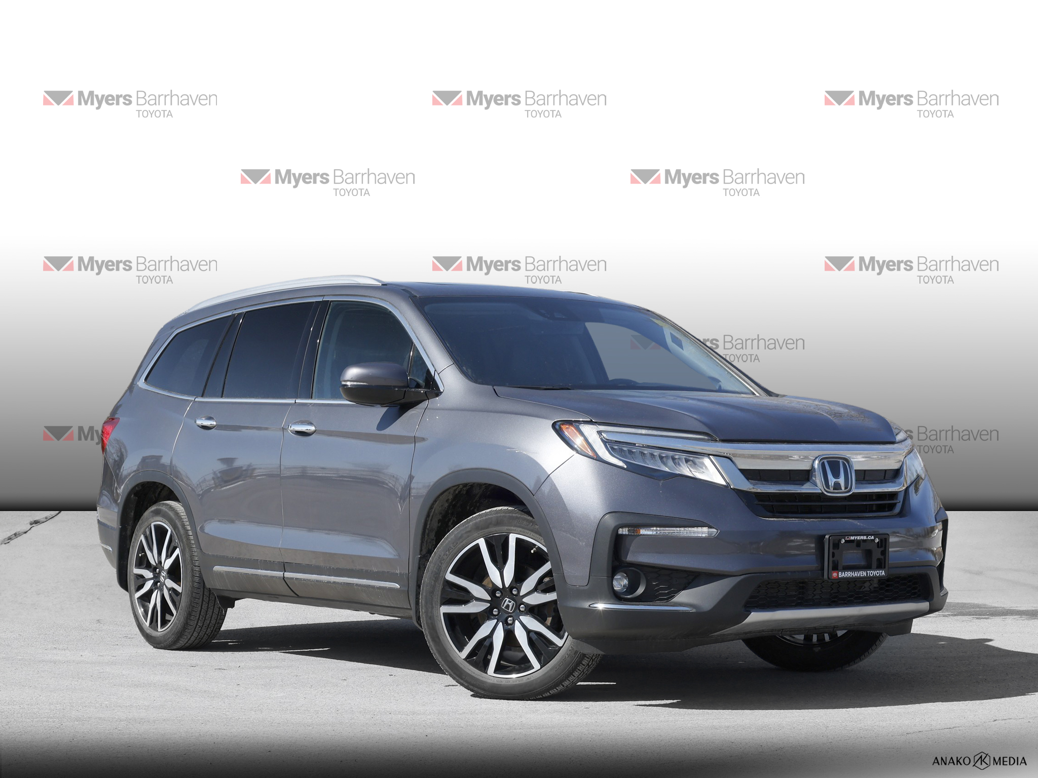 2022 Honda Pilot Touring AWD with Rear Captain's Chairs