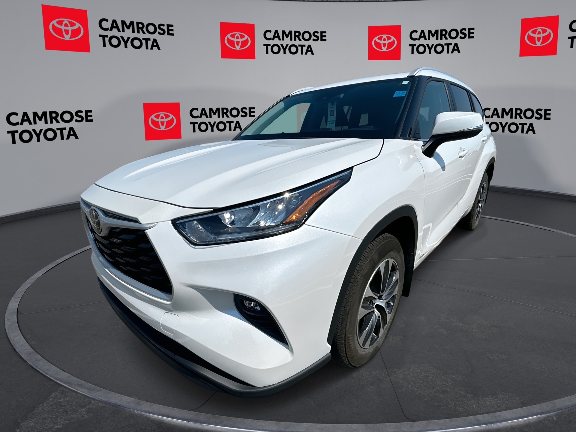White (Wind Chill Pearl) 2026 Toyota Highlander Hybrid SUV / Crossover All-Wheel Drive Automatic