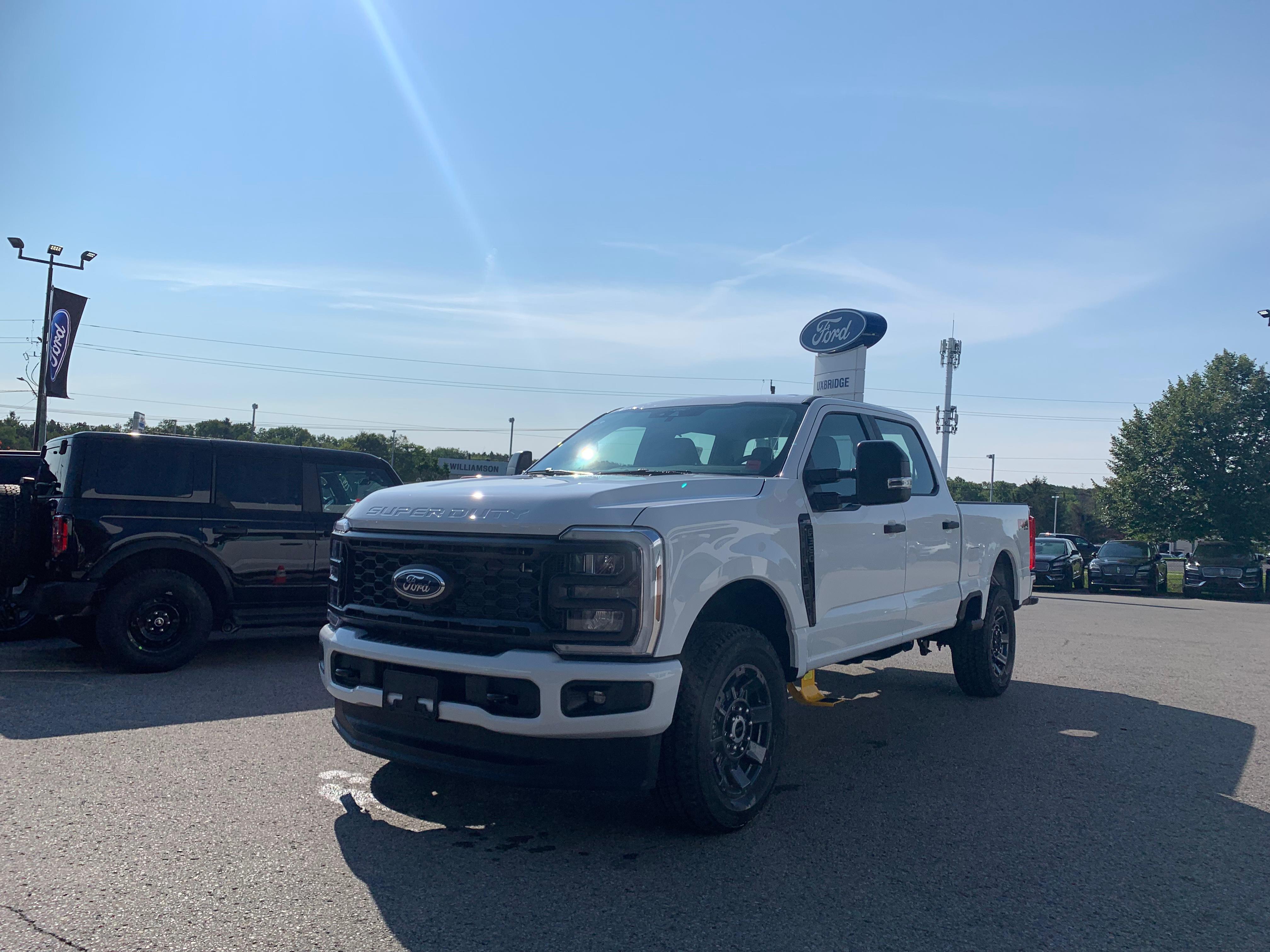 Oxford White 2026 Ford F-350 Super Duty Pickup Truck Four-Wheel Drive Automatic