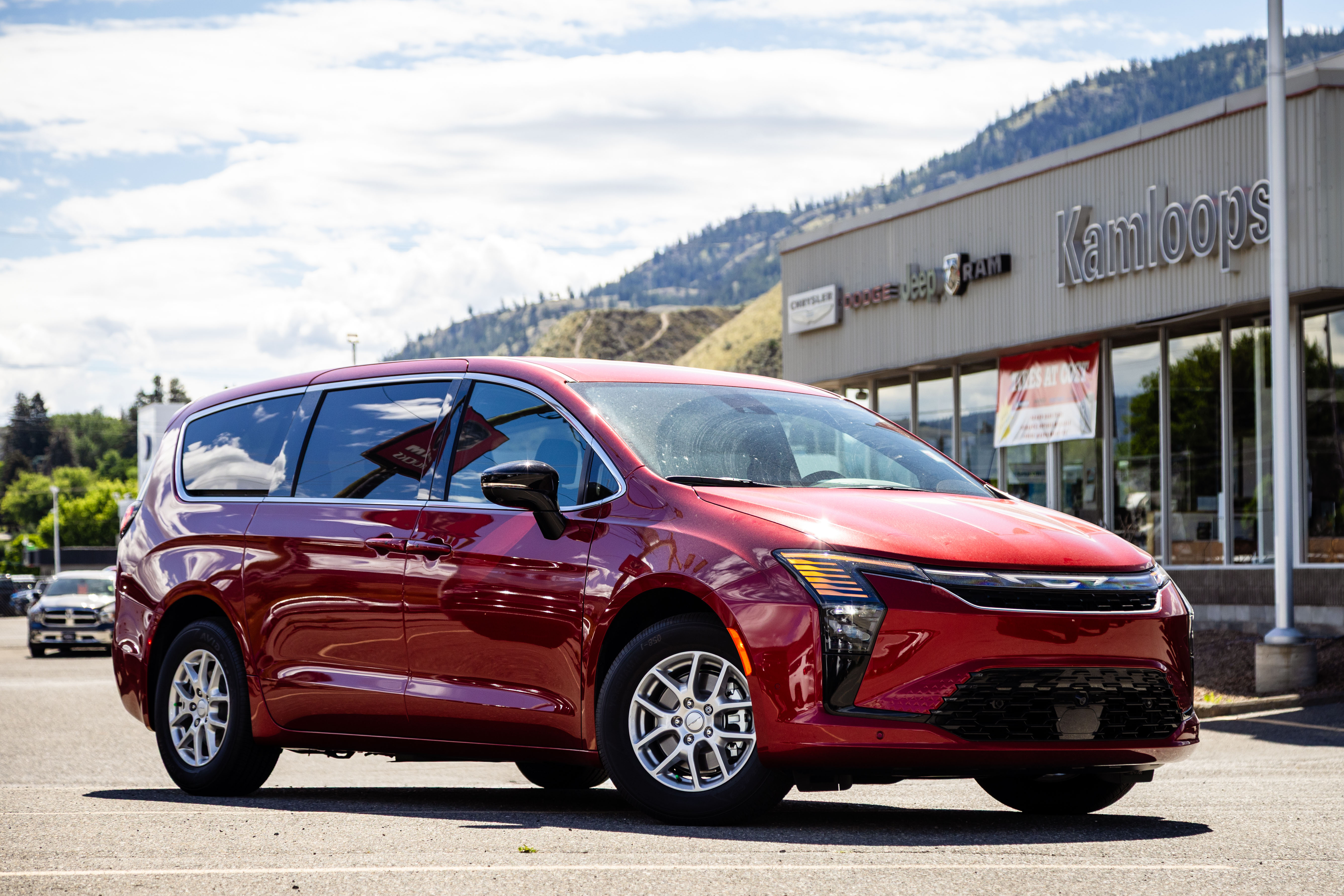 Red Hot Pearl Coat 2027 Chrysler Pacifica Minivan Front-Wheel Drive Automatic