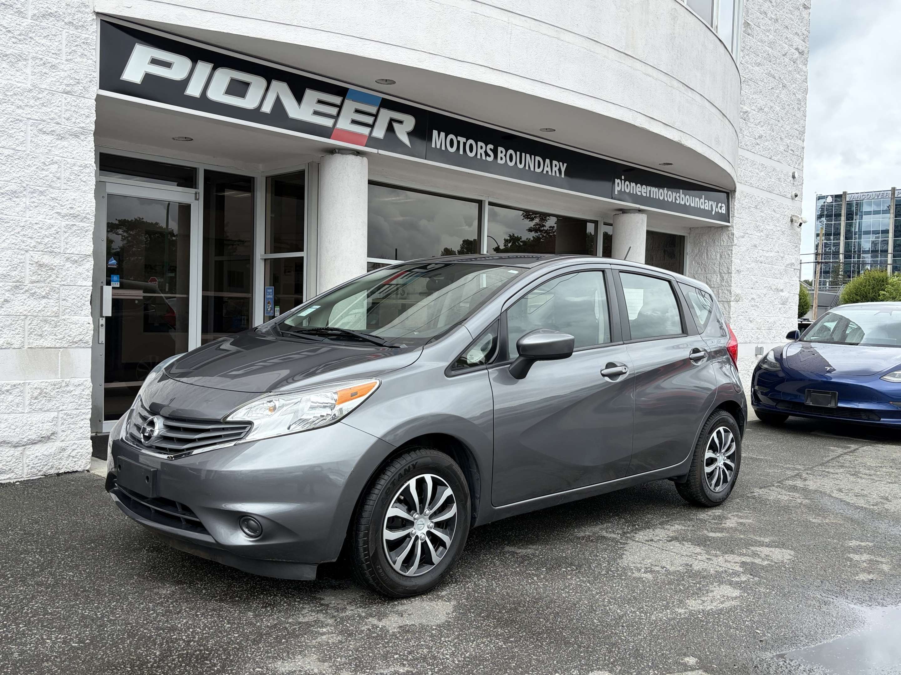 Gray (Gun Metallic) 2016 Nissan Versa Note Hatchback Front-Wheel Drive Automatic