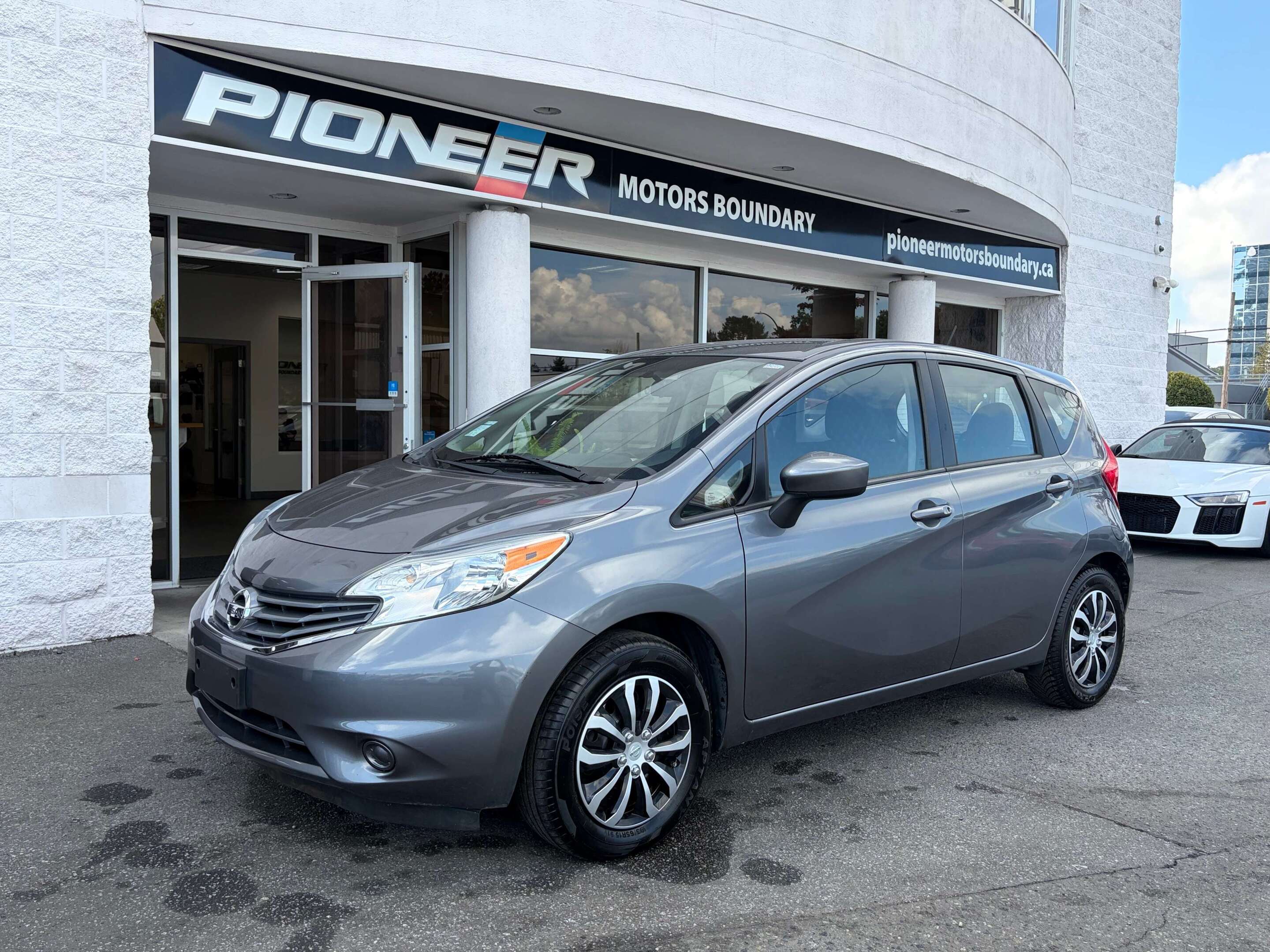 Gray (Gun Metallic) 2016 Nissan Versa Note Hatchback Front-Wheel Drive Automatic