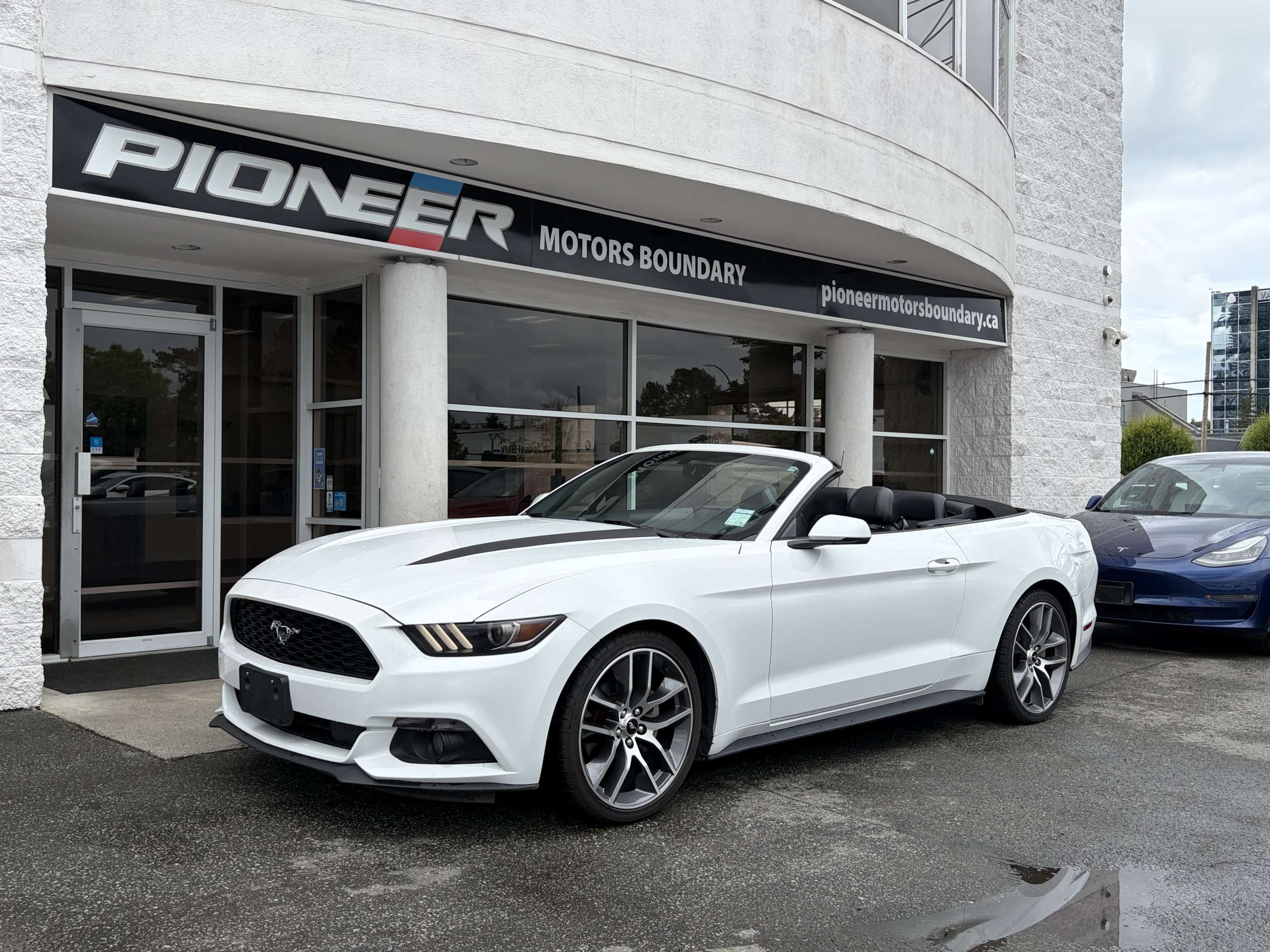 Oxford White 2015 Ford Mustang Convertible Rear-Wheel Drive Automatic