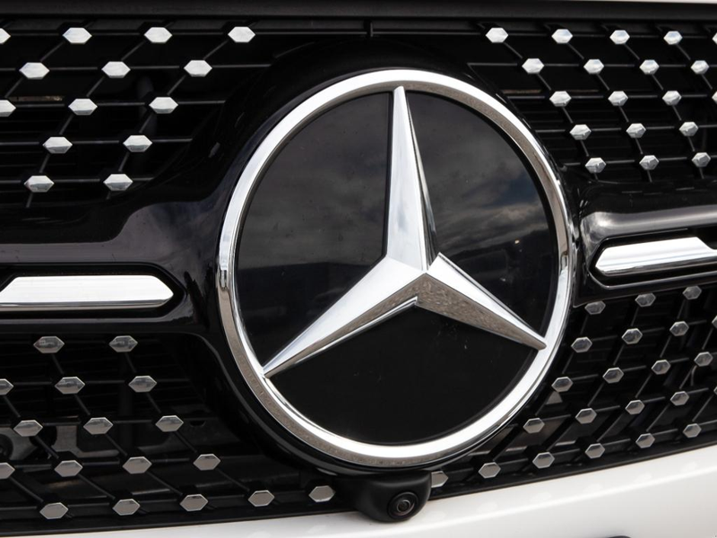 2022 Mercedes-Benz GLC 300 4MATIC SUV  Turbo Performance, Prestigious German Engineering - White exterior view 9