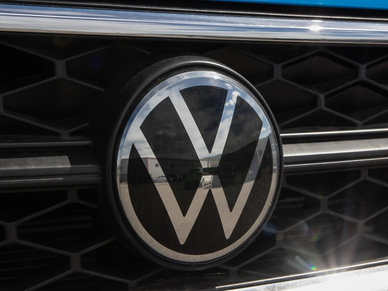 2024 Volkswagen Taos Comfortline 4MOTION Crisp LED Headlights, Sharp Body Lines, Total Head-Turner - Blue exterior view 9