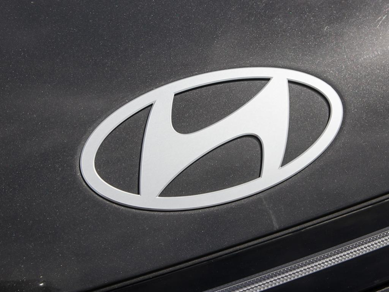 2025 Hyundai Kona Preferred AWD w/Trend Package Trend Package Upgrade! Power Sunroof & Leatherette - Grey exterior view 9