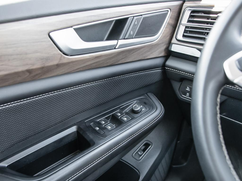 2025 Volkswagen Atlas Comfortline 2.0 TSI  True 7-Seater Utility, Massive 3rd Row, Huge Cargo Bay - Black exterior view 17