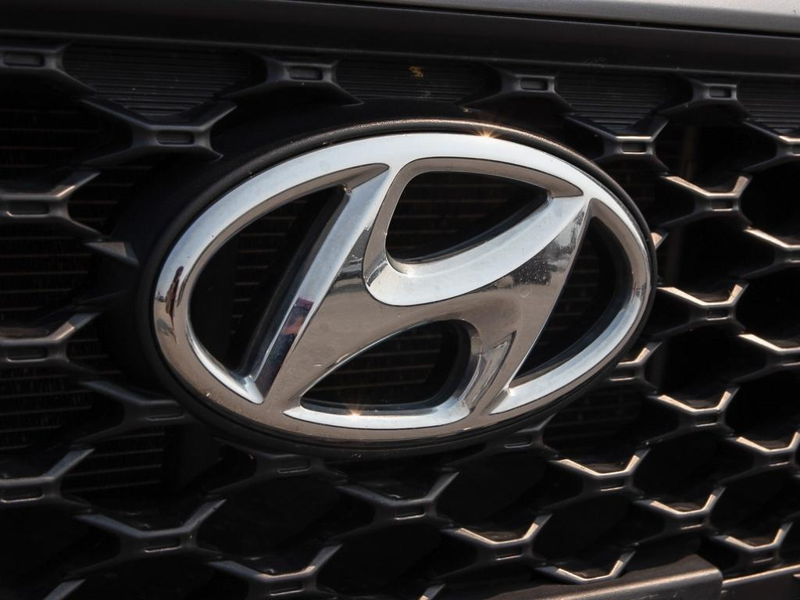 2021 Hyundai Kona 2.0L Luxury AWD  Ditch High Gas Bills! Compact Footprint, Low cost of Ownership - Grey exterior view 9