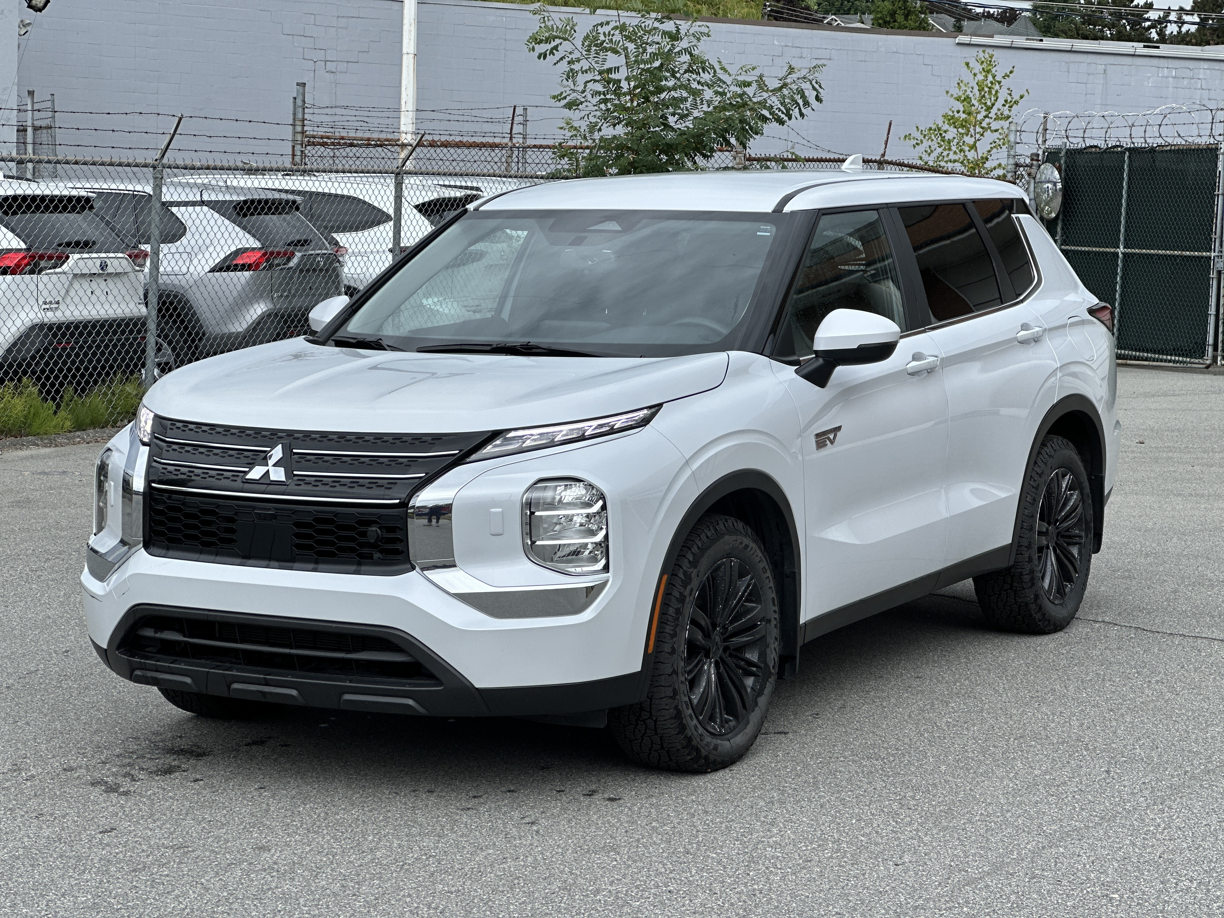 White Diamond 2025 Mitsubishi Outlander Hybrid Plug-in SUV / Crossover All-Wheel Drive Automatic